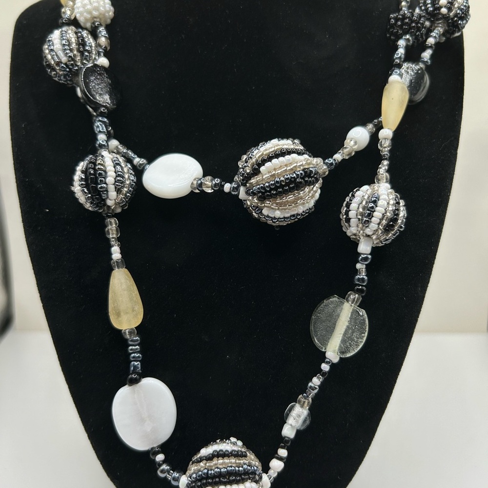 NWT Black & White Beaded Necklace